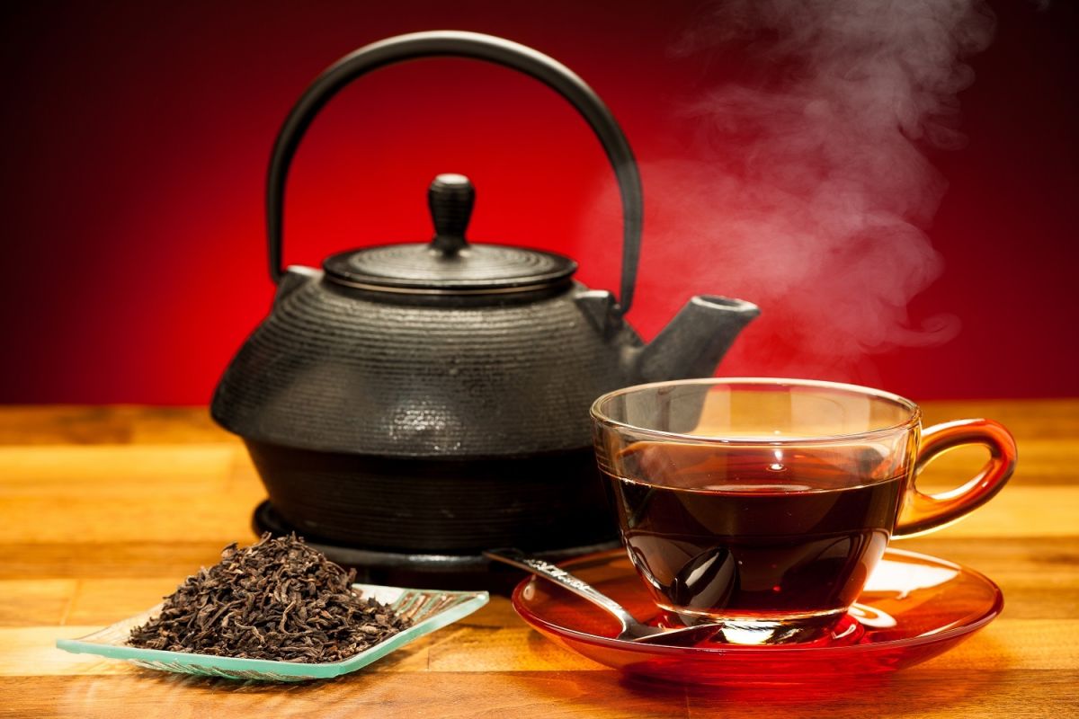 El té negro proviene de la misma planta que el té verde y es rico en polifenoles.