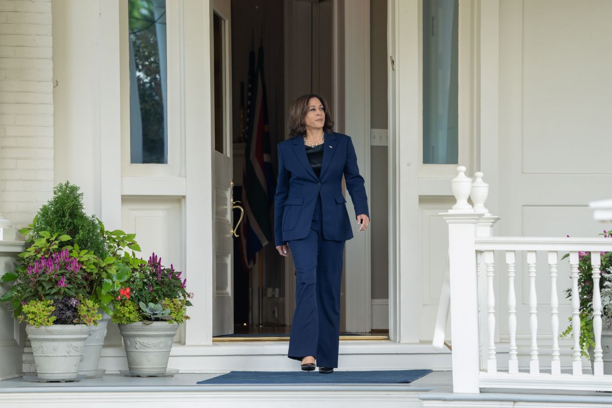 La vicepresidenta Kamala Harris en la entrada de su residencia oficial en Washington D.C. este viernes.