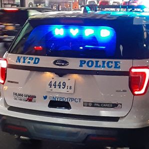 Un hombre de Queens resultó gravemente herido tras frustrar un robo perpetrado por tres menores de edad, según NYPD
