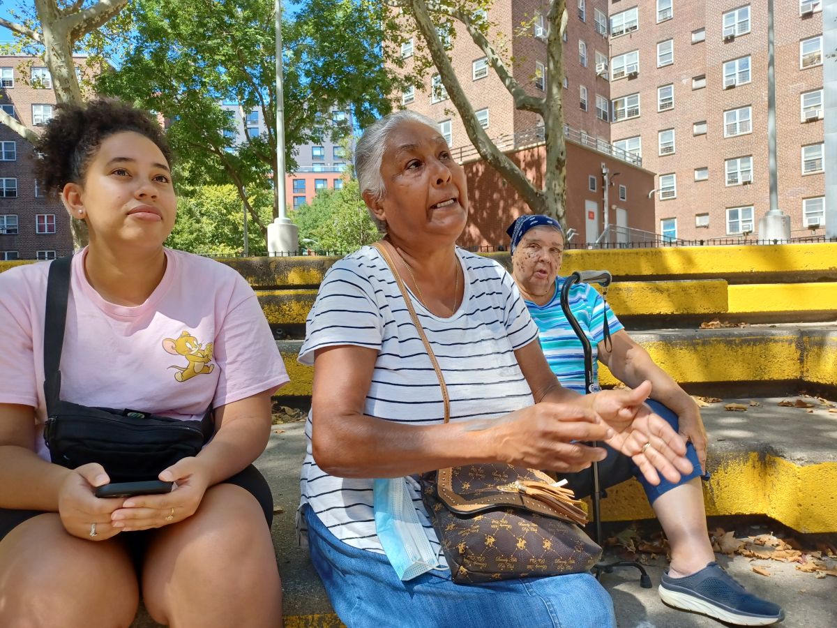La puertorriqueña María Rodríguez "ruega a Dios" que no llueva, porque su apartamento en el Bajo Manhattan se inunda.