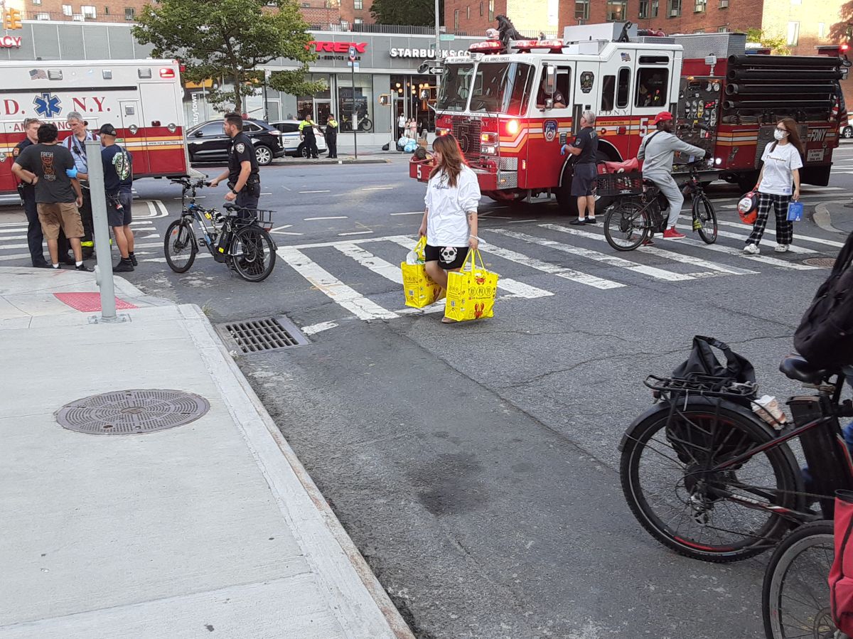 FDNY en escena de un accidente con ciclista en Manhattan, 2022.