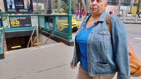 A la puertorriqueña Alisse Vigo que trabaja en el Bajo Manhattan le diagnosticaron cáncer hace dos años.