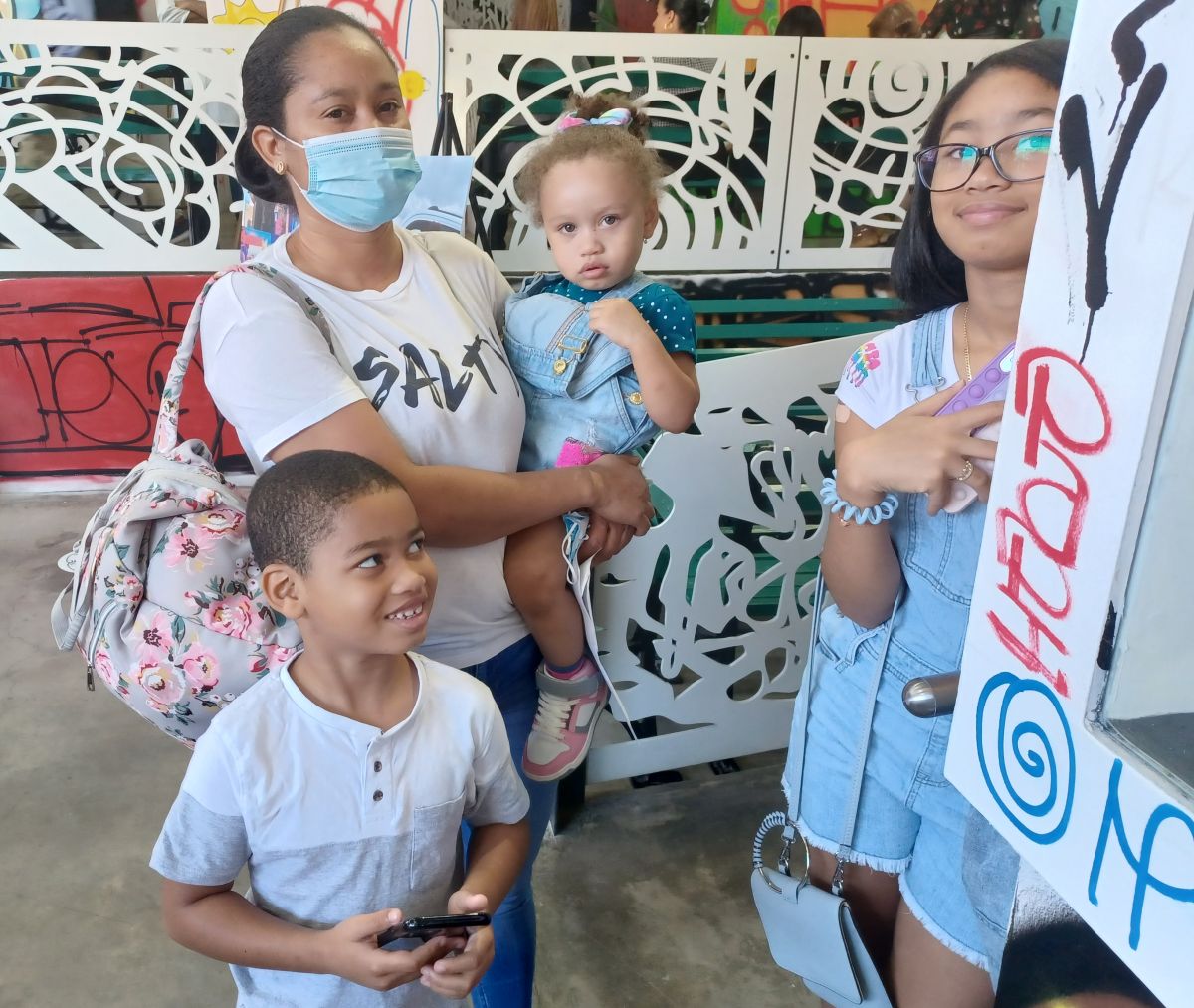 La isleña, Rosaina Ortíz se ha preocupado por vacunar a sus tres hijos contra el COVID-19.