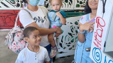 La isleña, Rosaina Ortíz se ha preocupado por vacunar a sus tres hijos contra el COVID-19.