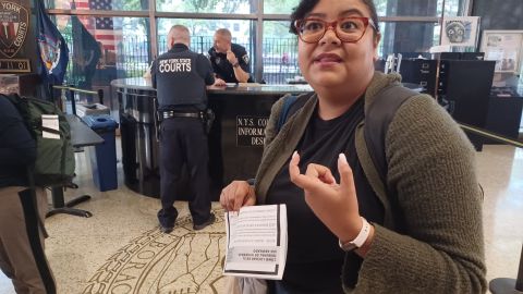 La activista Stephani Espinal recuerda a los inquilinos que tienen derecho gratuito a un abogado.