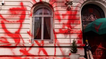 El Consulado de Rusia en NY amaneció teñido de rojo.