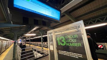 Usuarios del metro en las noches están desesperados por el lento flujo de trenes y las largas demoras