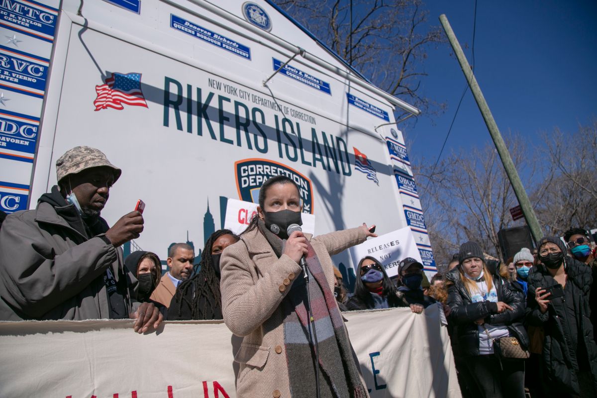 La concejal Tyffany Cabán toma la palabra durante una conferencia de prensa frente al penal de Rikers Island.