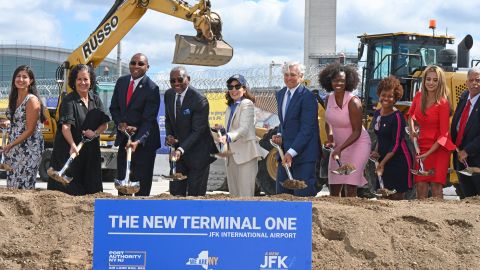 La gobernadora Kathy Hochul y líderes de la Autoridad de Puertos de NY y NJ durante la ceremonia inaugural de la nueva Terminal Uno. /Oficina de la Gobernación
