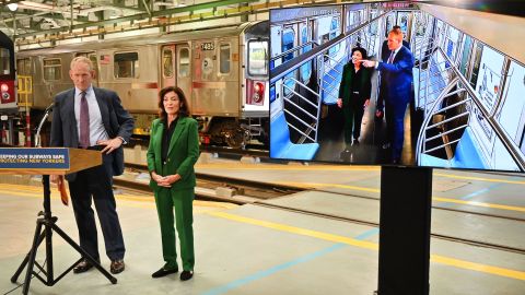 En el centro de mantenimiento del Subway, en Queens, la gobernadora Hochul mostró los alcances de este plan.
