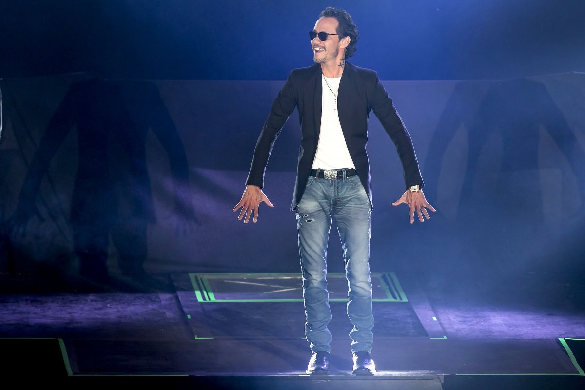 A double appears to Marc Anthony and says that they ask him for photos on the street