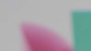 Alejandro Fernández patea muñeco del Dr. Simi durante concierto.