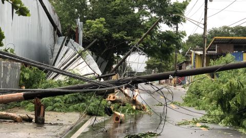 Vista de unos postes eléctricos caídos el 19 de septiembre del 2022 después del paso del huracán Fiona por el barrio Colo en Carolina, municipio aledaño a San Juan (P.Rico). Los trabajos para restablecer poco a poco el servicio eléctrico en Puerto Rico, que sufrió un apagón general por el huracán Fiona, empezaron este lunes a obtener los primeros resultados en municipios del norte de la isla.