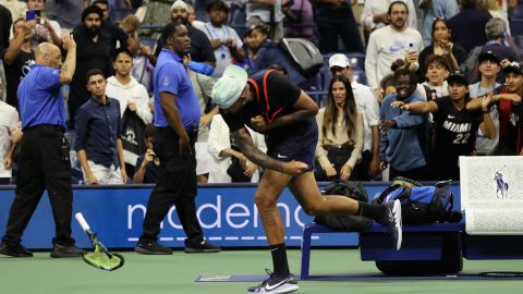 Nick Kyrgios destroza una raqueta al final del partido.