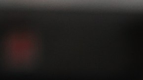 La campeona del US Open 2022, Iga Swiatek, besa el trofeo.