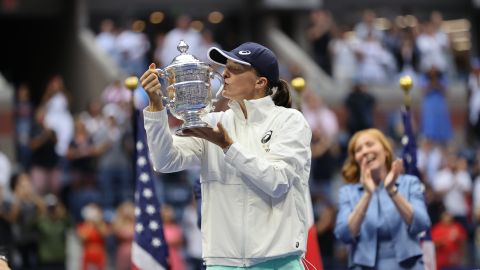 La campeona del US Open 2022, Iga Swiatek, besa el trofeo.