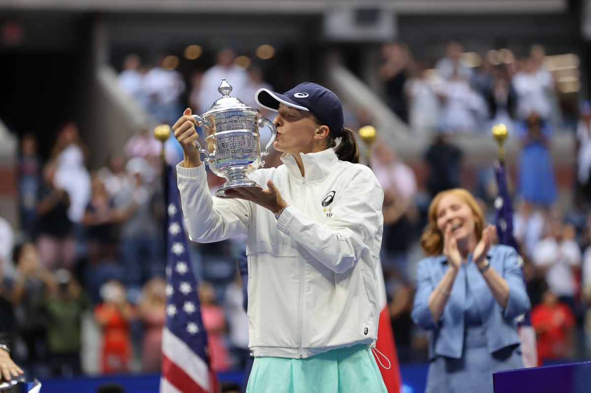 La campeona del US Open 2022, Iga Swiatek, besa el trofeo.