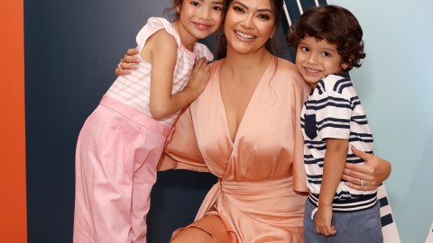 Ana Patricia Gámez junto a sus hijos, lista para el regreso a clases.