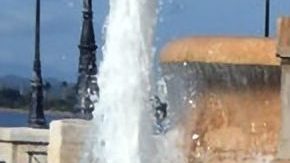 Adamari López es una belleza vestida de naranja.