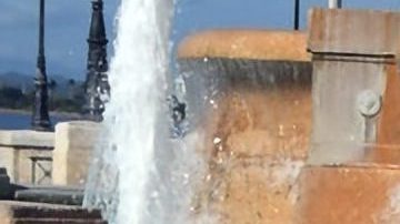 Adamari López es una belleza vestida de naranja.