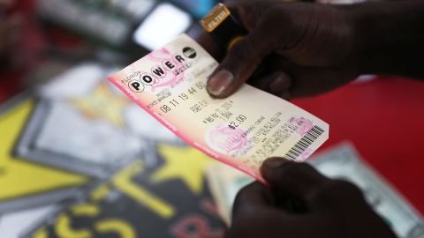 Abuela de Colorado ganó $133 millones en el Powerball y reveló su estrategia para elegir los números ganadores