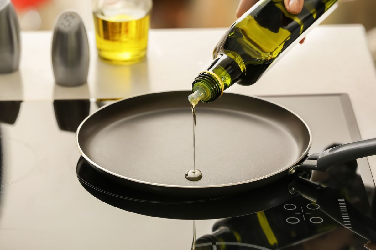 Dejar el aceite de oliva cerca de la estufa puede arruinarlo.