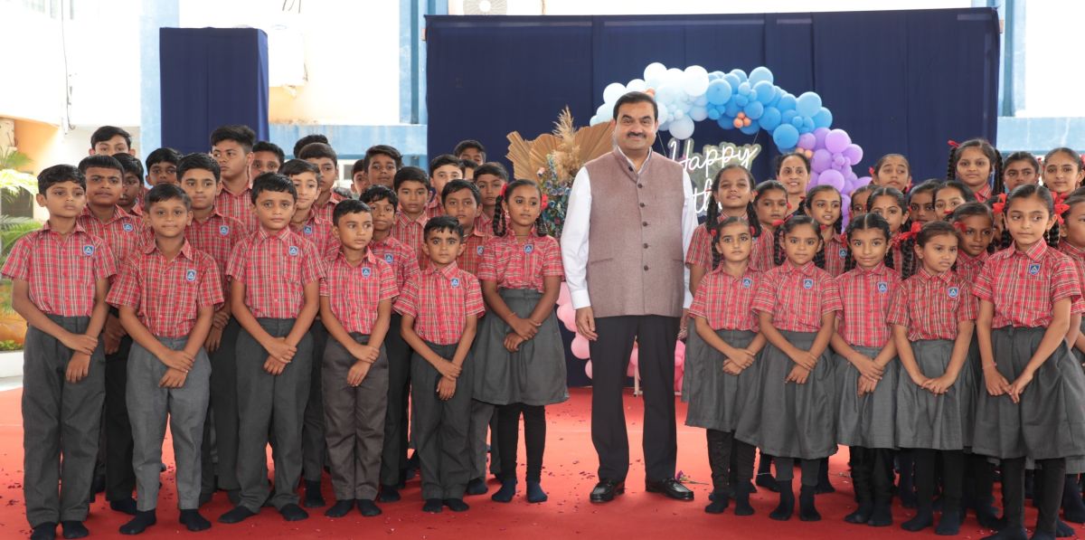 Gautam Adani acompañado por estudiantes de Adani Vidhya Mandir, en la celebración de su 60 aniversario.
