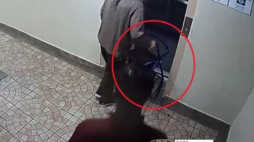 El asaltante esperó a que el viejito entrara al elevador en un edificio en El Bronx.