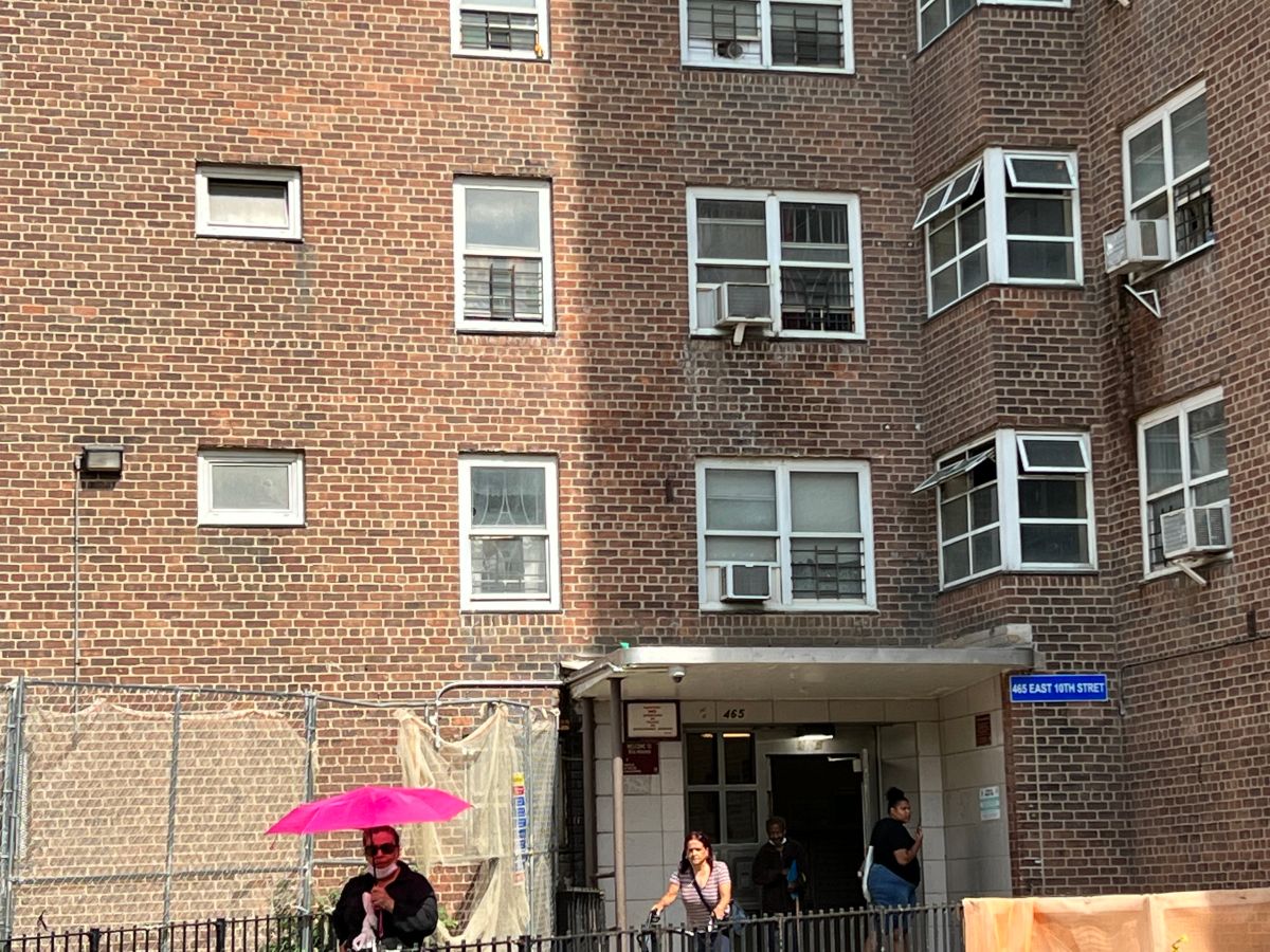 Informe del Contralor revela que edificios de NYCHA presentan daños graves en sus puertas