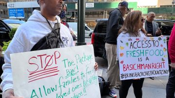 Familias de presos en cárceles estatales de NY exigen acabar con prohibición de paquetes