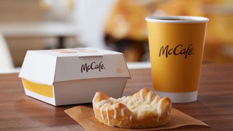 El Cheese Danish es un postre hojaldrado que tiene un relleno de queso crema dulce.