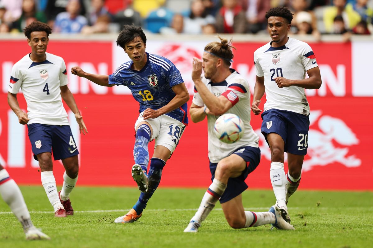 Kaoru Mitoma (Japón) anota el segundo gol ante Estados Unidos.