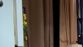 Las actrices Andrea Velasco (Eva Luna) y Zulema Clares (La Señora) en una de las dramáticas escenas de la producción de Repertorio Español.