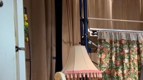 Las actrices Andrea Velasco (Eva Luna) y Zulema Clares (La Señora) en una de las dramáticas escenas de la producción de Repertorio Español.