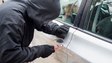 Ladrón roba auto