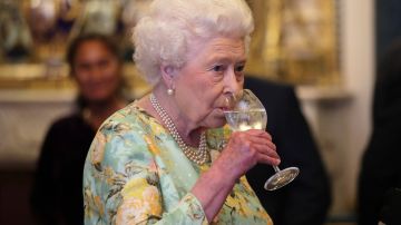 Isabel II bebiendo vino