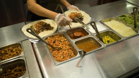 Empleados de Chipotle preparando burritos