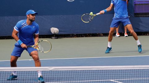 Juan Sebastián Cabal y Robert Farah durante el partido disputado en el estadio Grandstand.