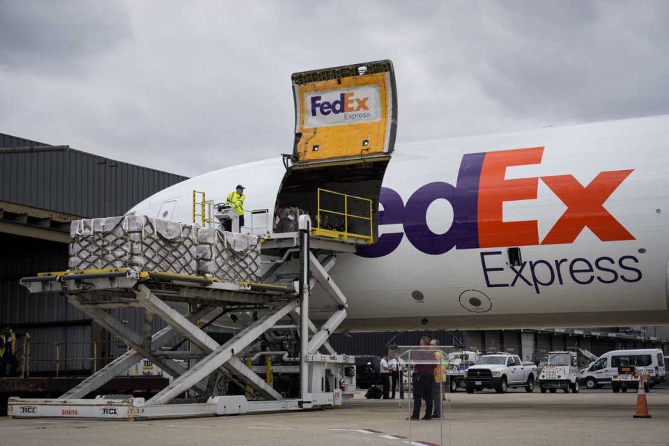 FedEx plans to increase its rates and reduce its Sunday deliveries
