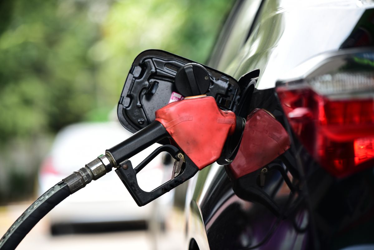 La racha de caídas diarias de los precios promedio nacionales de la gasolina podría estar terminando, dice la AAA.