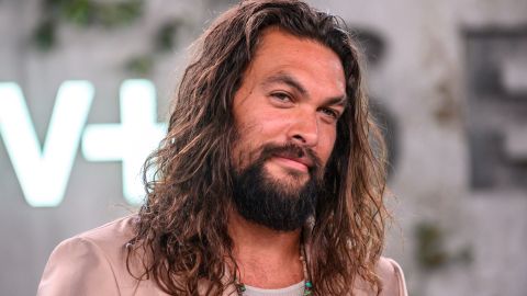 Jason Momoa se rapó la cabeza.