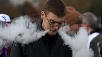 Los adolescentes cuyos padres fuman son "dramáticamente" más propensos a vapear.