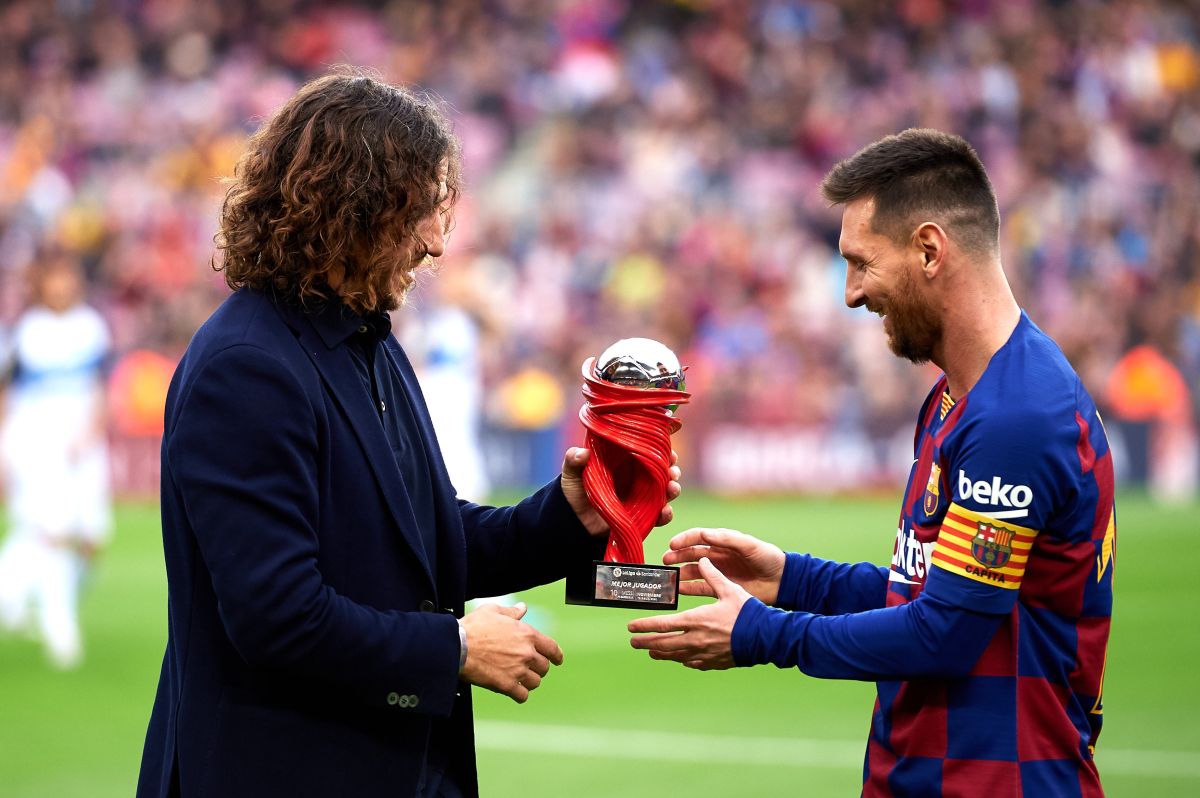 Carles Puyol le hace entrega del premio al Jugador del Mes de noviembre en La Liga a Lionel Messi.