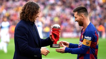 Carles Puyol le hace entrega del premio al Jugador del Mes de noviembre en La Liga a Lionel Messi.