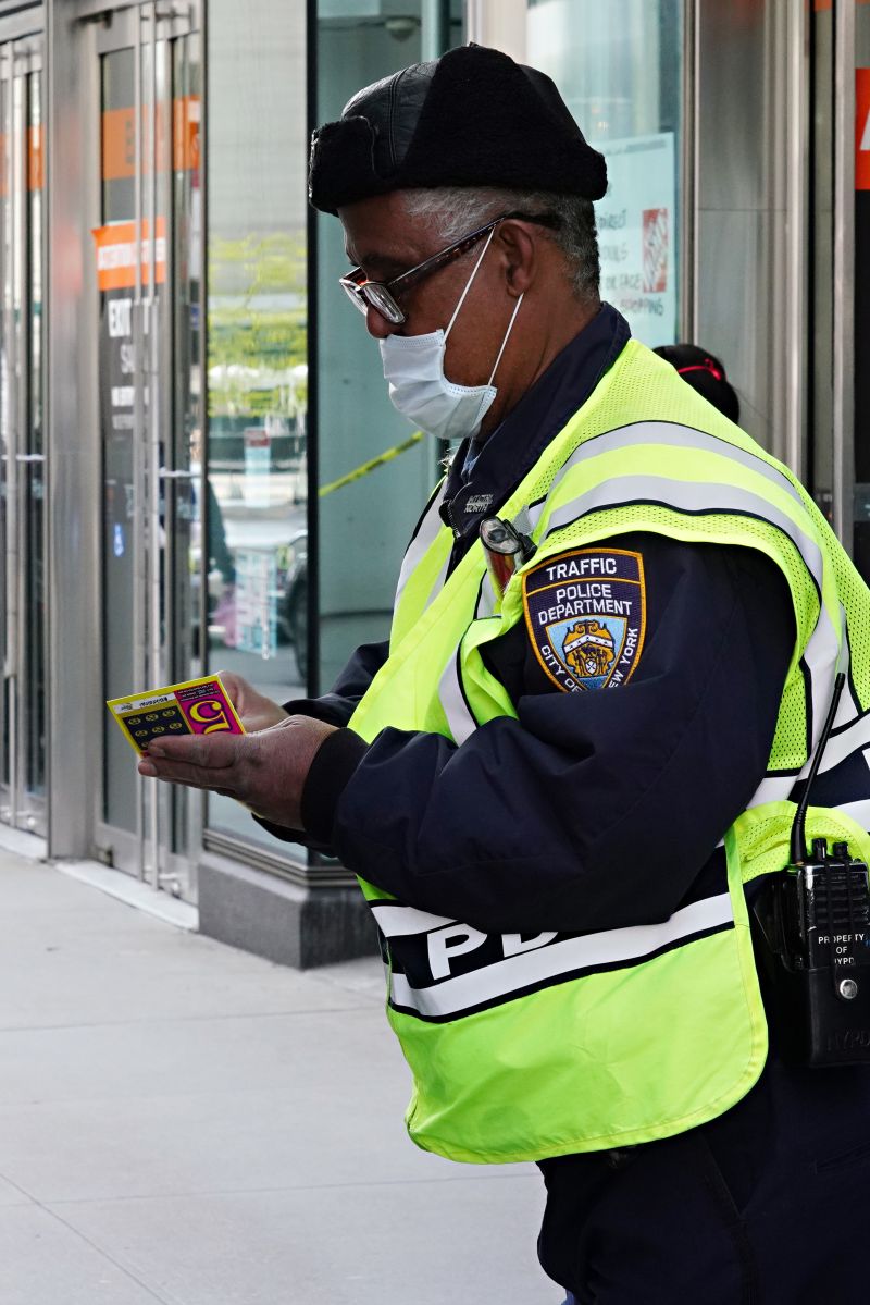Un oficial del NYPD con un boleto de raspadito.
