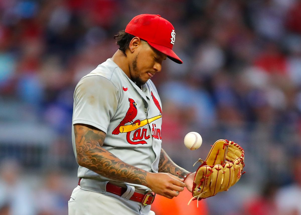 Carlos Martínez está cumpliendo una suspensión por el uso de sustancias prohibidas.