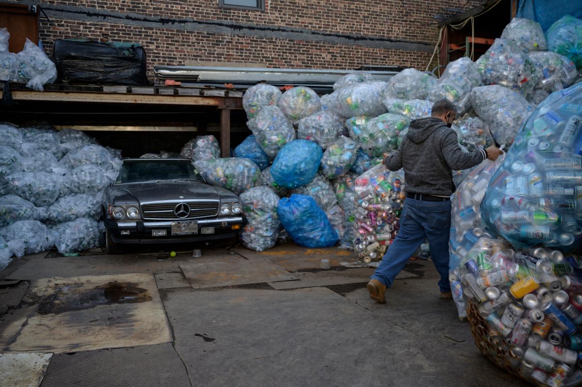 se las para ganar hasta $1,000 diarios reciclando latas en las calles - El Diario NY