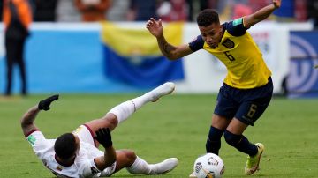 Byron Moreno regatea a Darwin Machís durante un partido ante Venezuela en las eliminatorias hacia Qatar 2022.