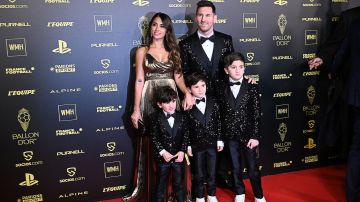 Lionel Messi comparte con su esposa Antonela Roccuzzo y sus tres hijos Mateo, Thiago y Ciro en la gala del Balón de Oro 2021.