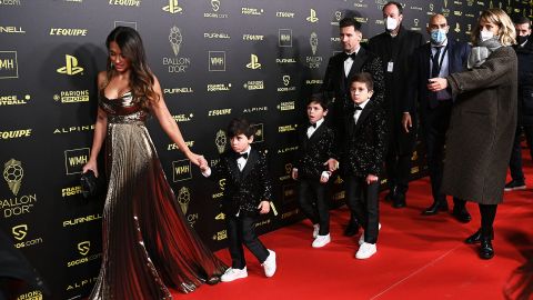 Antonela Roccuzzo y Lionel Messi desfilan junto a sus hijos Ciro, Mateo y Thiago por la alfombra de la gala del Balón de Oro 2021.